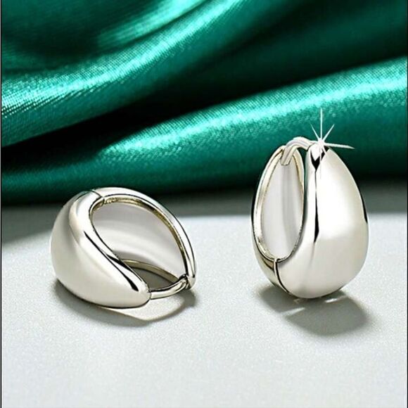 Nilcashopper Jewelry Jewelry - Gold or Silver Plated  Needle Stud Earrings Wide Edge Drop style